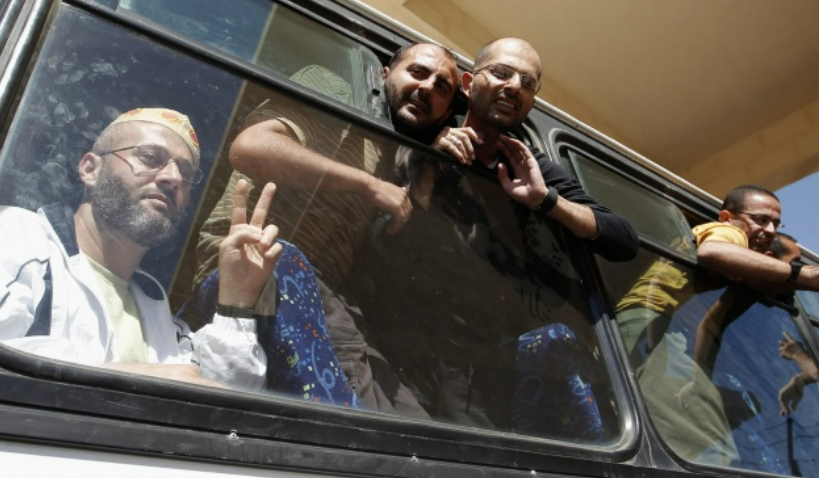 الصليب الأحمر يسهل عملية تبادل الأسرى مع الاحتلال 